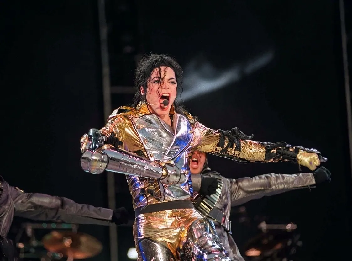 Michael Jackson coloca dois sucessos entre as 10 músicas mais populares do mundo | mjbeats.com .br HIStory UK 1997 1