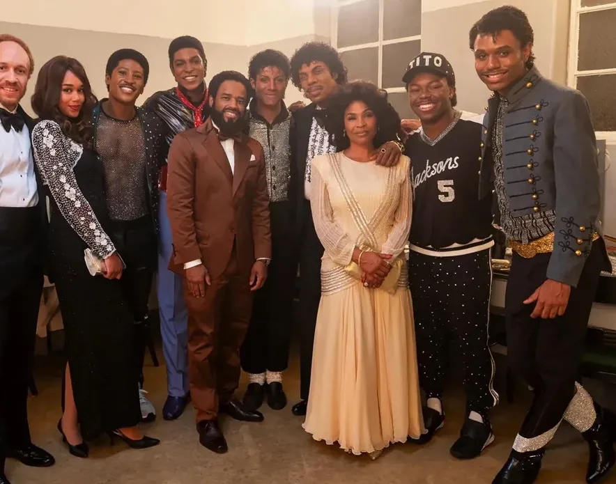 new-behind-the-scenes-photos-from-micharrrel-v0-teenv8uvjh6h1 MICHAEL faz história e alcança marca inédita para filmes com elenco principal negro