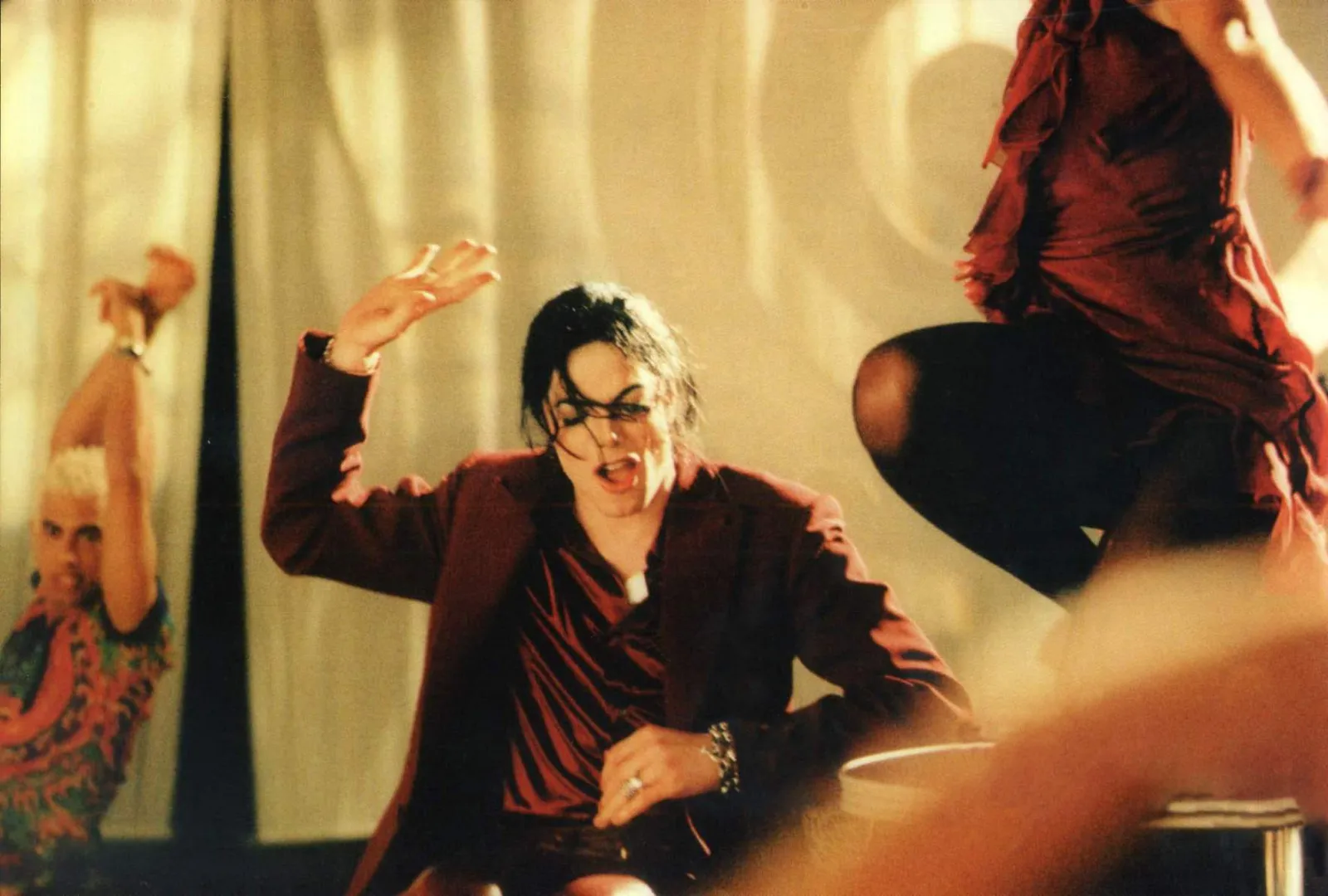 1EmUwiVdis42BRX4s1ObRqg-1-scaled Dança e Desafios: Michael Jackson e os bastidores de Blood on the Dance Floor