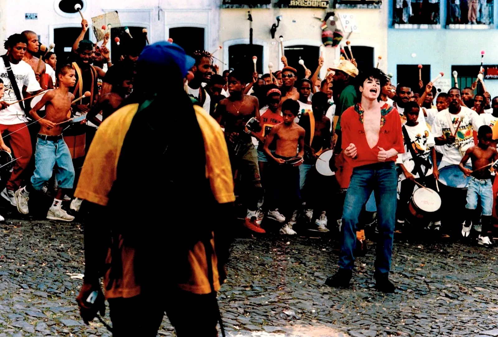 Imagens raras mostram Michael Jackson no ritmo do Olodum 3 Imagens raras mostram Michael Jackson no ritmo do Olodum | 30 anos apos michael jackson olodum revive momento0137968402202602131927