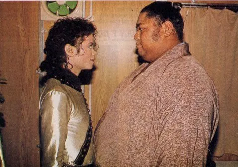 CxPD73sW8AAFEay Michael Jackson e o encontro inusitado com um lutador de Sumô