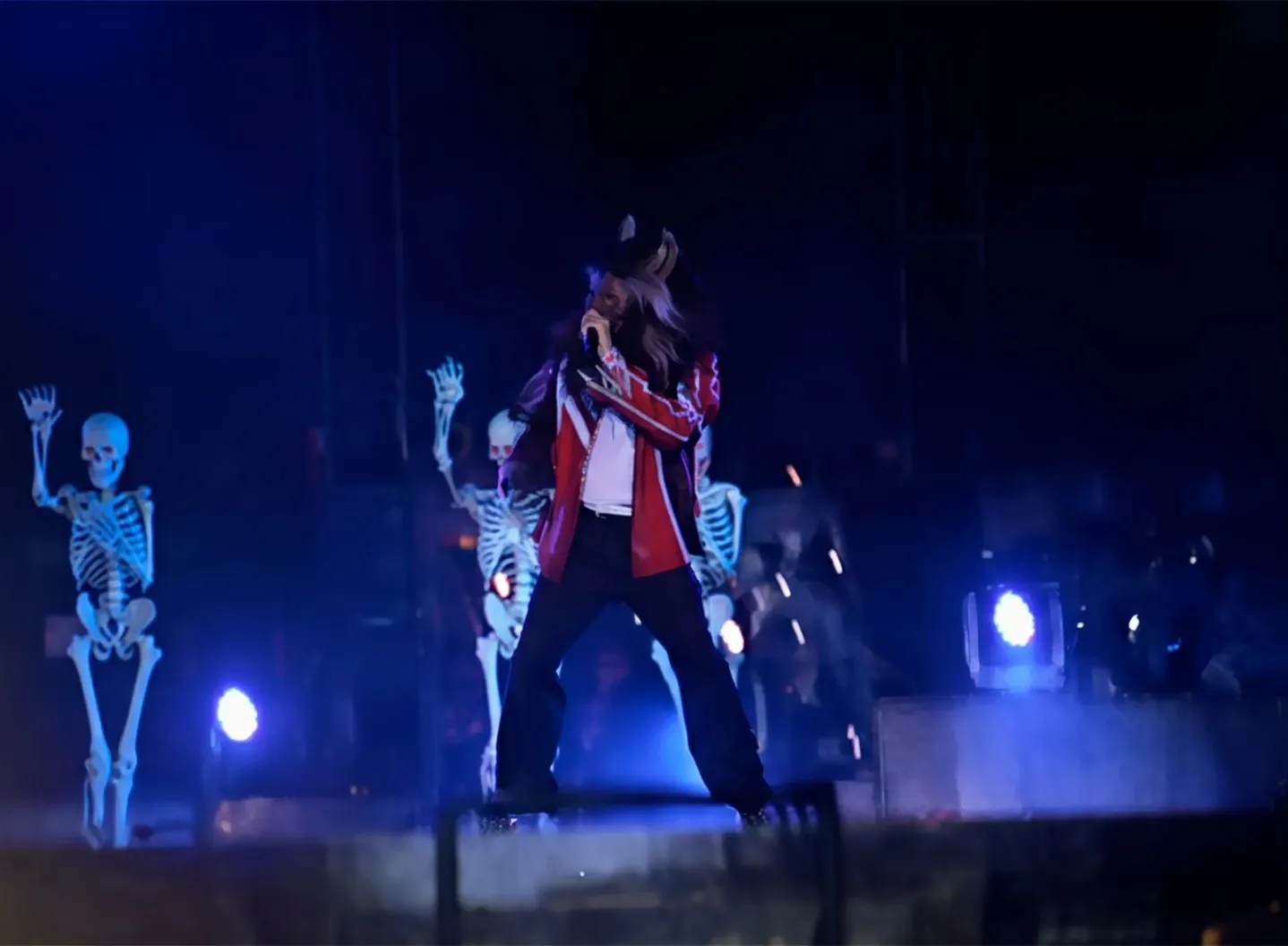 A rara jaqueta de "Thriller" usada por Michael Jackson na HIStory World Tour, em Amsterdã | G150bU8WYAAKW1C