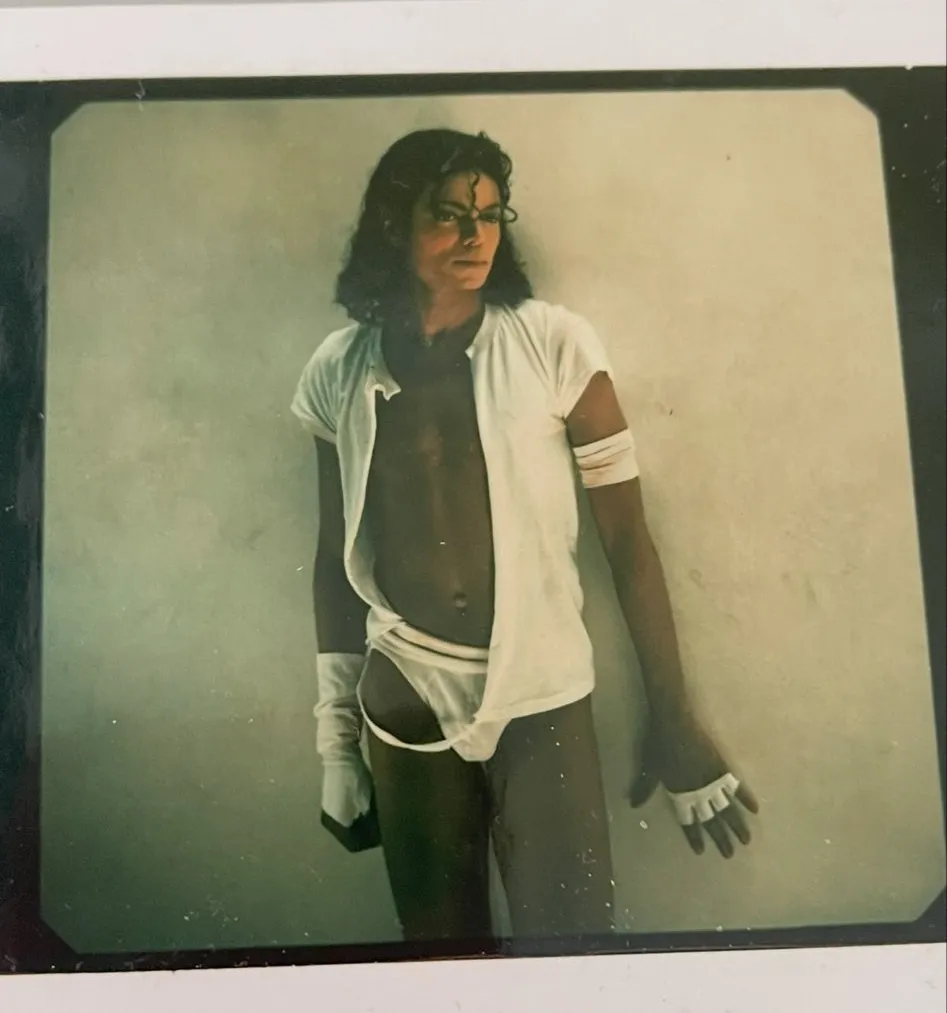 HOAHABpb0AA4AeU Karen Faye divulga foto pessoal de Michael Jackson em ensaio de Greg Gorman