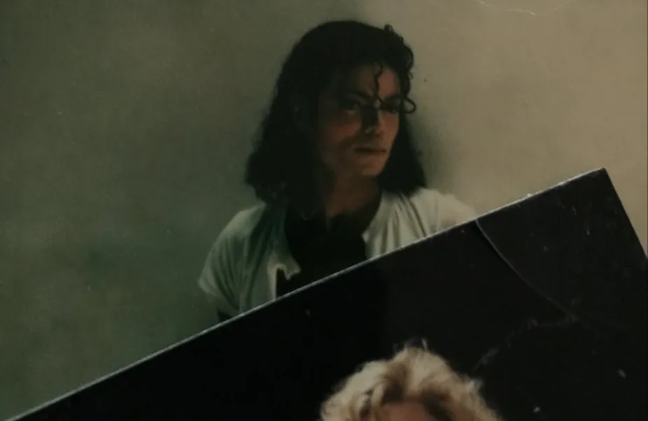Karen Faye divulga foto pessoal de Michael Jackson em ensaio de Greg Gorman 1 Karen Faye divulga foto pessoal de Michael Jackson em ensaio de Greg Gorman | HOALWjuaYAA1UrB