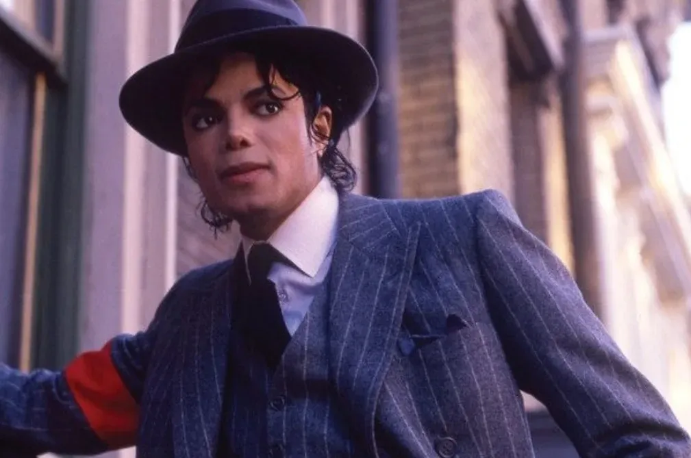 Michael Jackson coloca 3 álbuns na Billboard 200 e conquista novo recorde | HOFQgOUWsAAdFTb