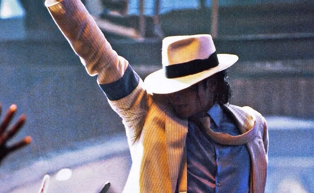 A história da gravata de Michael Jackson em Smooth Criminal | SaveClip.App 682672145 1415833057246767 2413761979266744480 n 1
