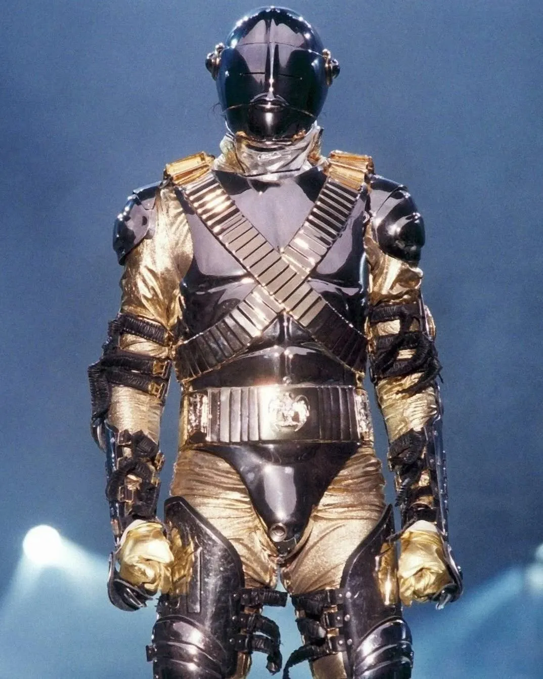 SaveClip.App_682672145_1415833057246767_2413761979266744480_n O cuidado de Michael Jackson com o figurino mais frágil da HIStory Tour