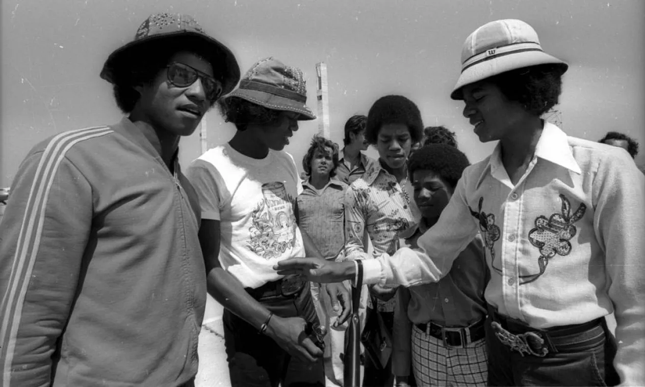 23956981_RI-Rio-de-Janeiro-RJ-16-09-1974-Chegada-do-Cantor-Michael-Jackson-no-Aeroporto-do-Galeao-Ri Michael Jackson na TV Tupi: o raro especial dos Jackson 5 no Brasil