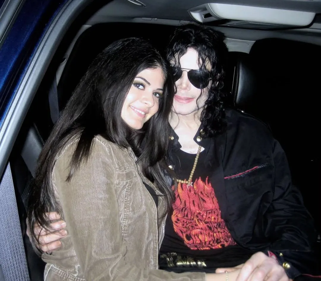 Imagens inéditas de Michael Jackson são reveladas por fã. Assista! 2 Imagens inéditas de Michael Jackson são reveladas por fã. Assista! | 796917e9 cfe2 4056 9585 661de4521ed8