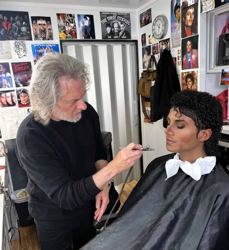 B6 Por trás da maquiagem de MICHAEL: a transformação de Jaafar Jackson em Michael Jackson
