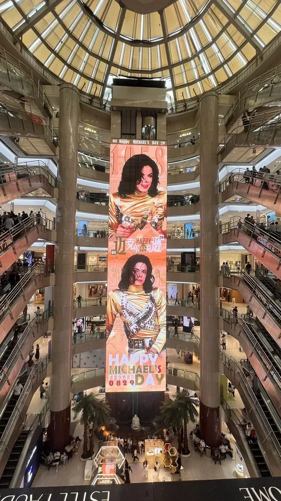 HQ5oE1UaEAA6m7P-576x1024 Aniversário de Michael Jackson ganha homenagem gigante na China