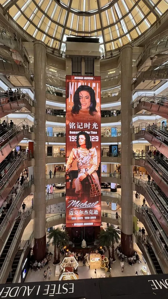 HQ5oE1VbsAA-1Gd-576x1024 Aniversário de Michael Jackson ganha homenagem gigante na China