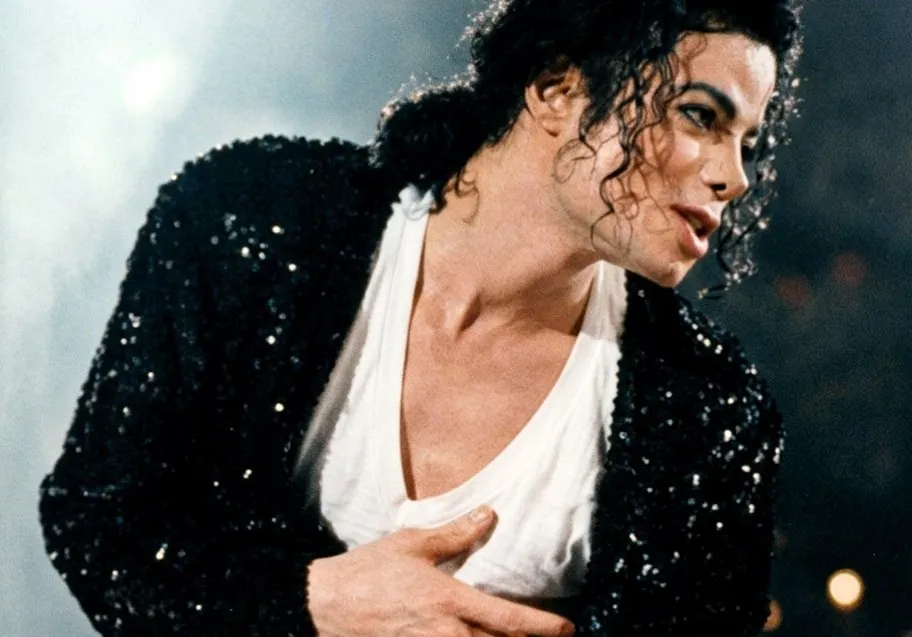 Michael Jackson aparece três vezes entre as músicas mais vendidas do século 20 | MJBEATS HO15Ez0XAAA482k