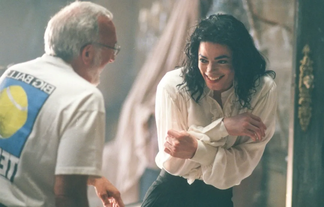 Michael Jackson nos bastidores de “Ghosts”: fotos inéditas revelam a criação do média-metargem | SaveClip.App 788966103 1510007227835481 79s75066597564164d652 n