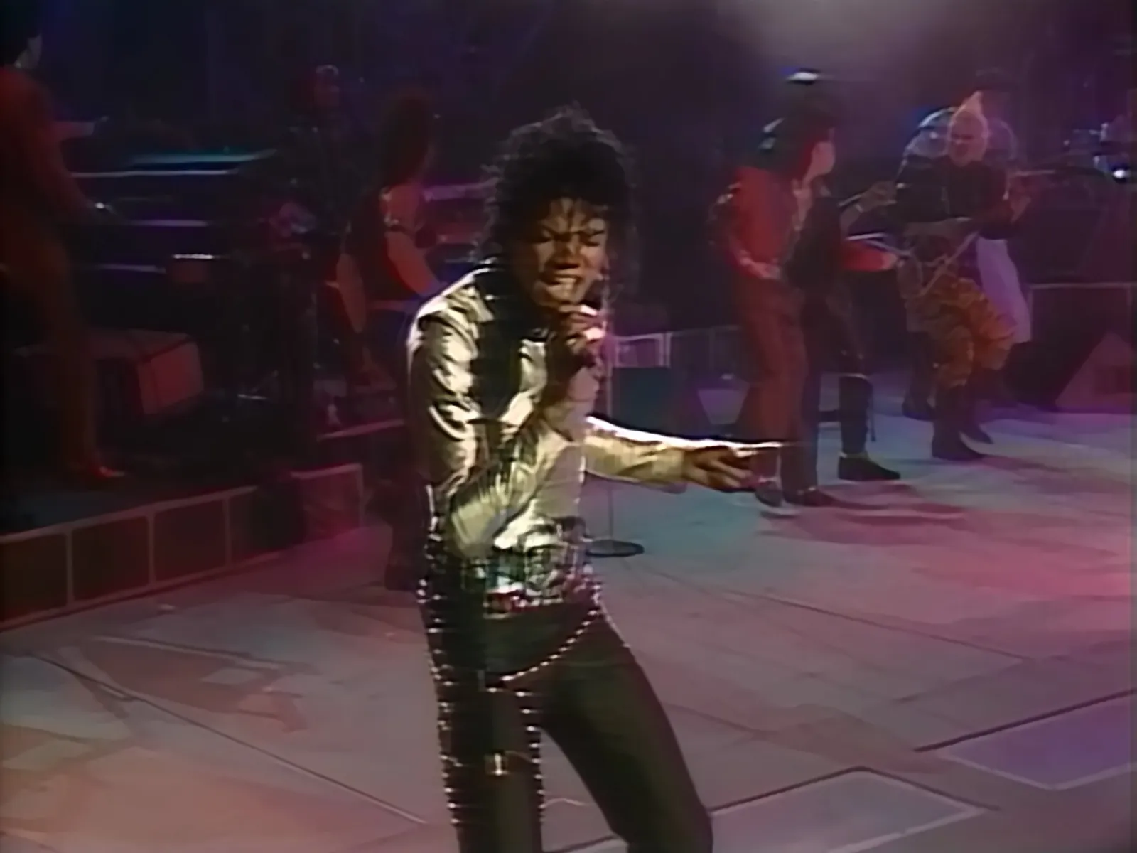 bj-4f1c-9aea-a613c9400ad7-1-scaled Michael Jackson: apresentação de “Things I Do For You” na Bad World Tour no Japão é restaurada. Confira!