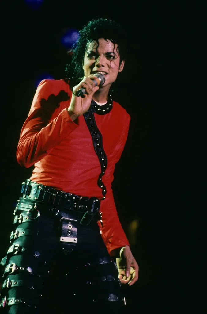 12HR-PObFXsAMqZUb-1-676x1024 Preto, vermelho ou prata? As cores que marcaram a Bad Tour