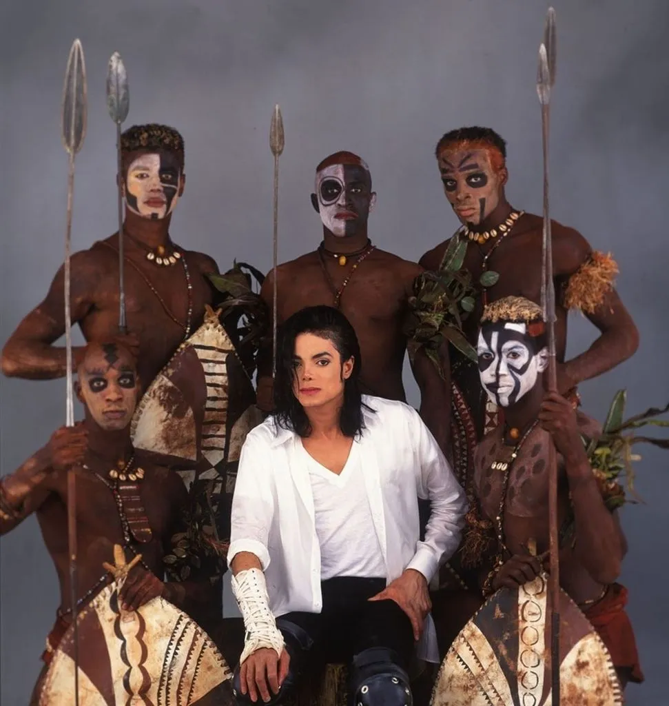 1_PK540wNhk6SsPfH9UP_Yrg-1-971x1024 Michael Jackson em Black Or White: Qual a diferença entre apreciação cultural e apropriação cultural?
