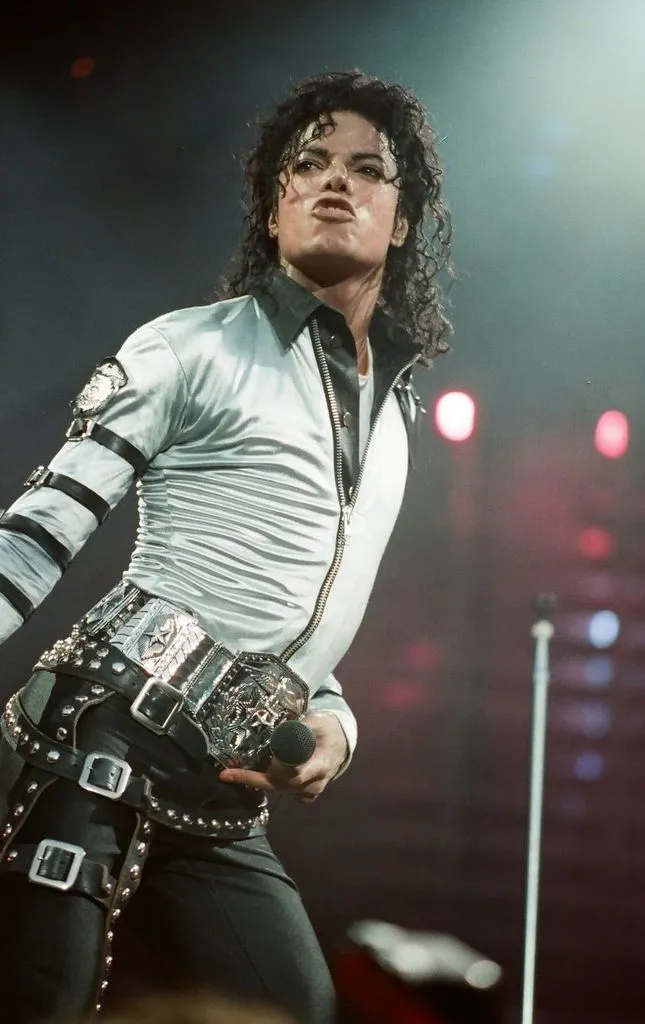 375c255e037b76dba0994b7d478c6eba-645x1024 Preto, vermelho ou prata? As cores que marcaram a Bad Tour