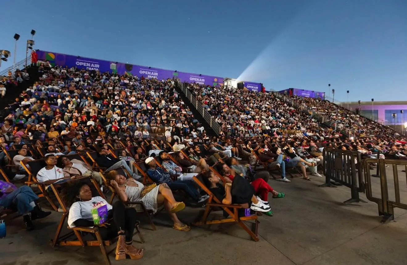 Mega sessão de MICHAEL, com 1,5 MIL FÃS em cinema a céu aberto, já está próxima de esgotar 2 Mega sessão de MICHAEL, com 1,5 MIL FÃS em cinema a céu aberto, já está próxima de esgotar | 8b2940f0 b8c1 4f7c 8242 a3f9a5c92d63