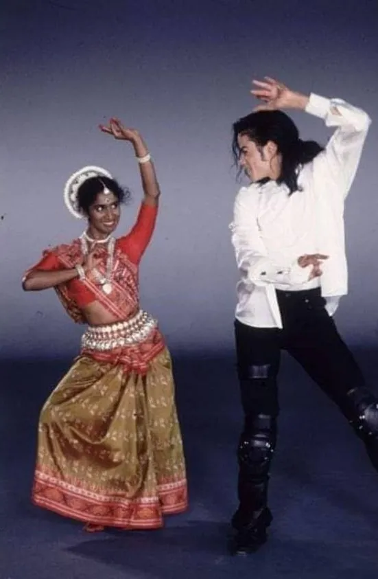 FKujcEsWUAAlHLG Michael Jackson em Black Or White: Qual a diferença entre apreciação cultural e apropriação cultural?