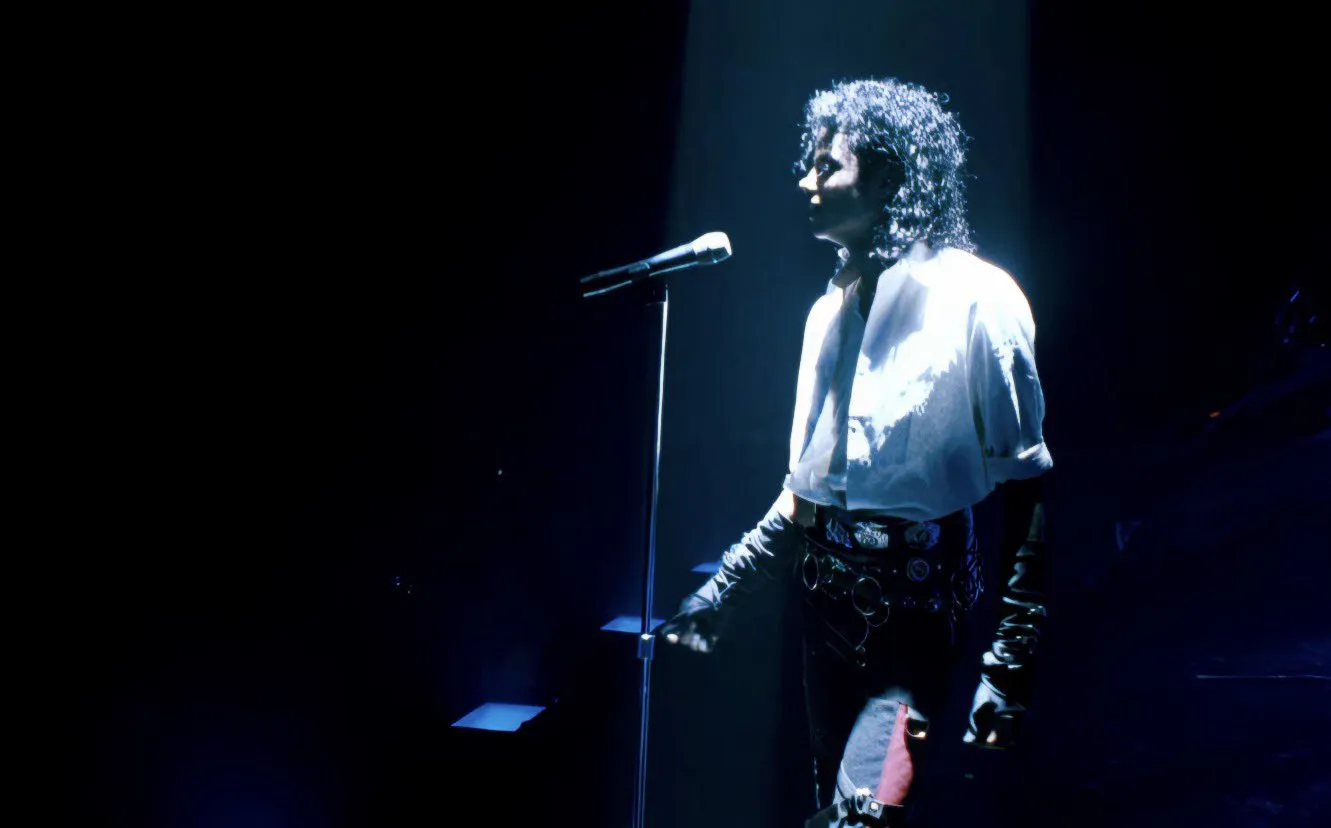 Dirty Diana se torna a 15ª música de Michael Jackson a passar de 600 milhões no Spotify | HMtTsEIWQAE3IH4