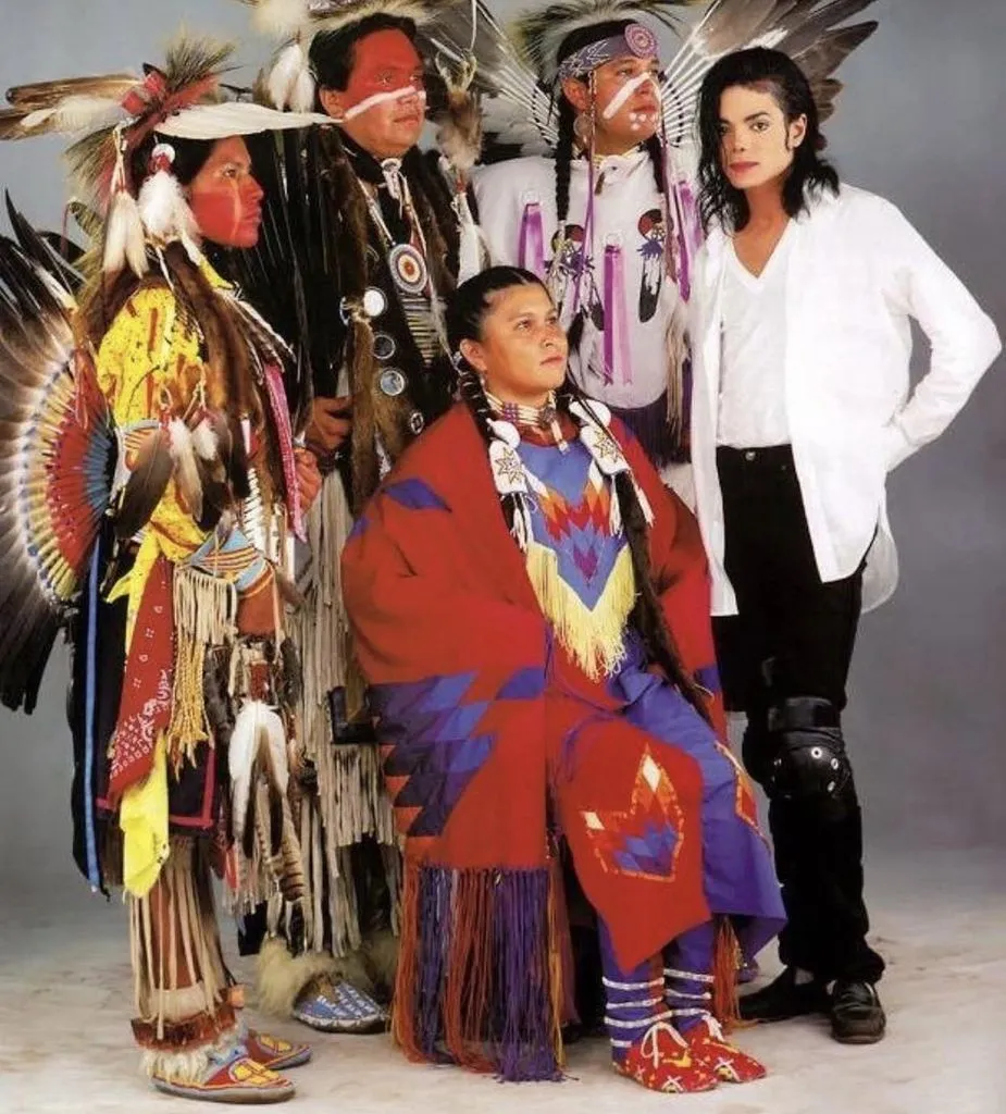 HRY0HdhWcAENSQw-925x1024 Michael Jackson em Black Or White: Qual a diferença entre apreciação cultural e apropriação cultural?