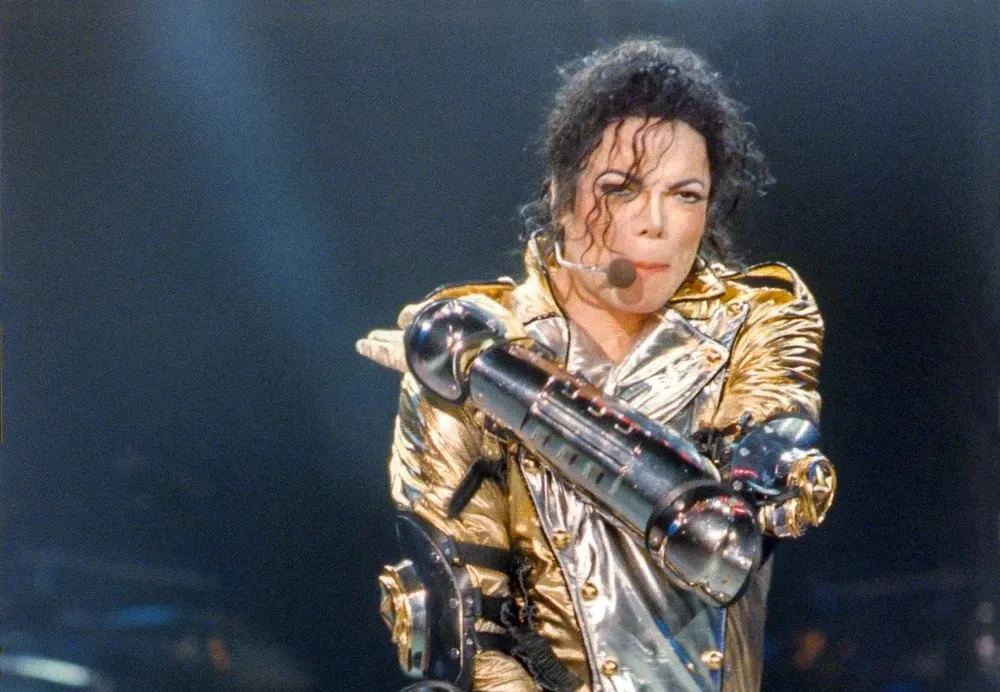 Michael Jackson canta “Scream” ao vivo durante a HIStory World Tour | NaewYearBruneiScream2