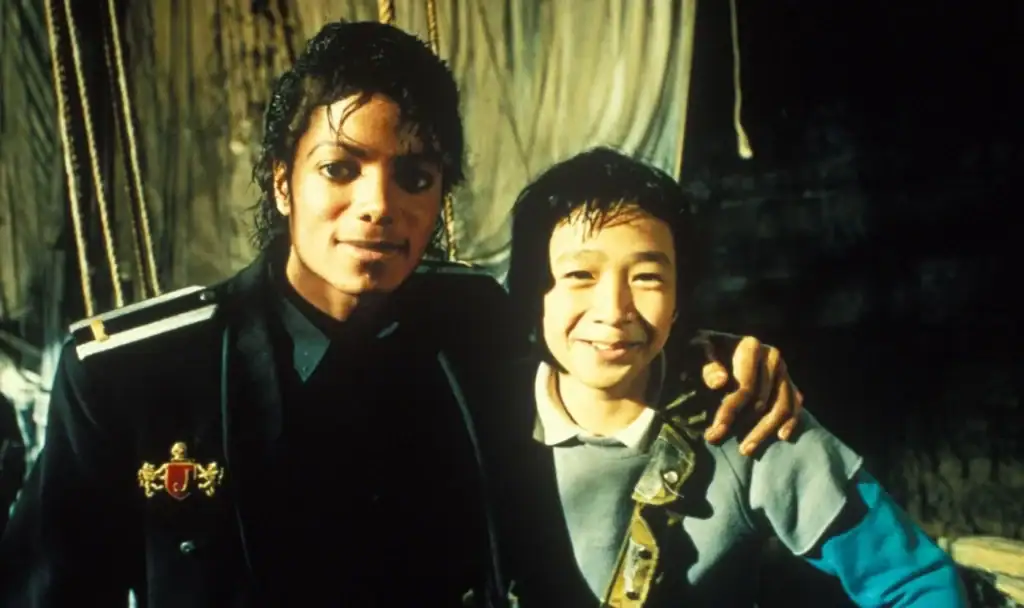 Pages-from-MJ_Book-CG-02-B-2_1946x-1024x608-2 Michael Jackson virou um “Goonie honorário” durante visita ao set