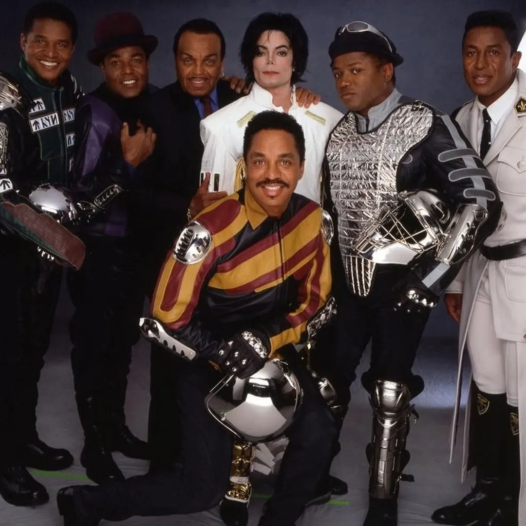 HUMANITY: você sabia que os The Jacksons, incluindo Michael, planejaram um álbum de retorno nos anos 90? | SaveClip.App 491590127 1150858993724194 6059614514517789881 n