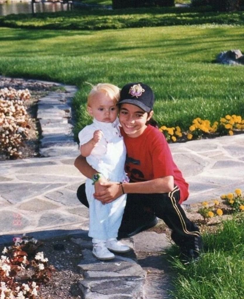 SaveClip.App_504388402_18366148144178001_134055796315042326_n-834x1024 Omer Bhatti coloca à venda jaqueta HIStórica usada por Michael Jackson