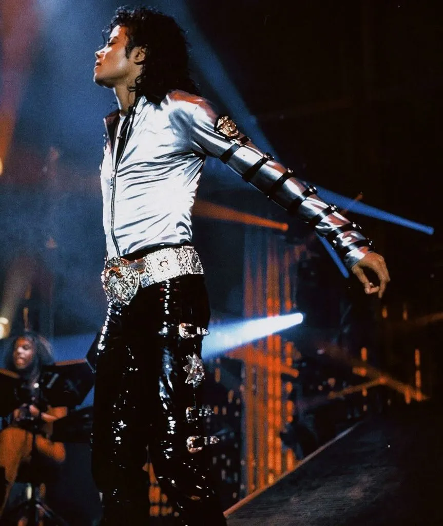SaveClip.App_719492536_1458352262994846_2865607458716321257_n-863x1024 “Dirty Diana” e “Come Together”: a curiosa história das filmagens