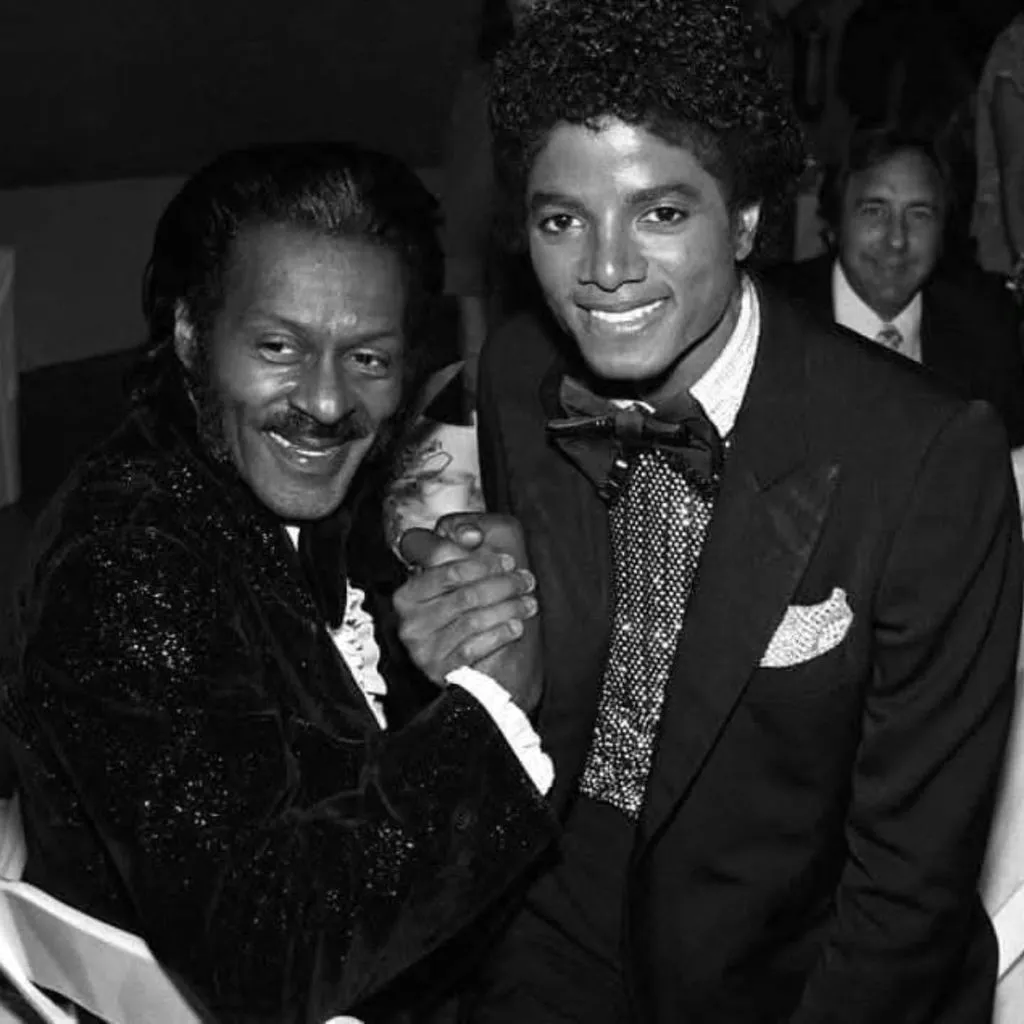 SaveClip.App_763123406_18419160067199427_8322430452195413352_n-1024x1024 Michael Jackson e Chuck Berry: o aperto de mão que simbolizou gerações