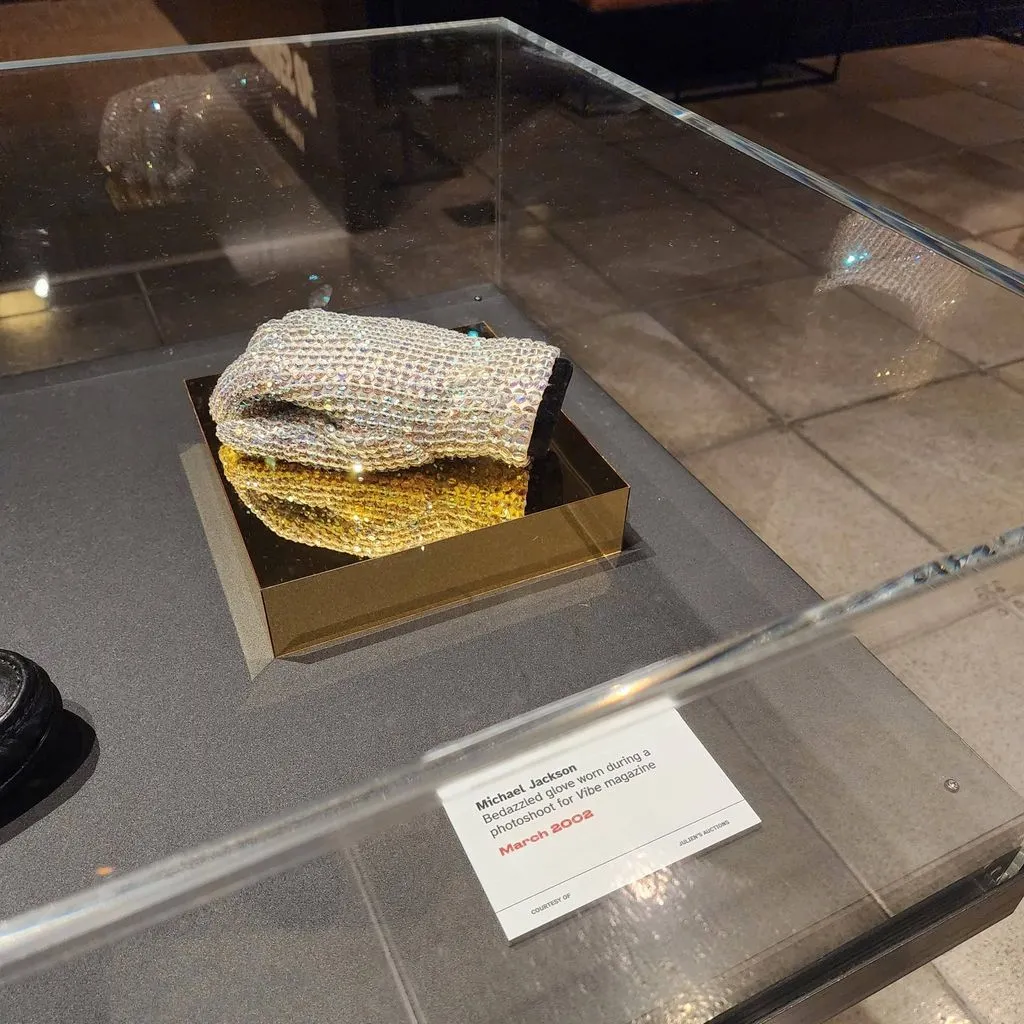 m10-1024x1024 Michael Jackson: exposição em Seattle reúne roupas históricas do Rei do Pop