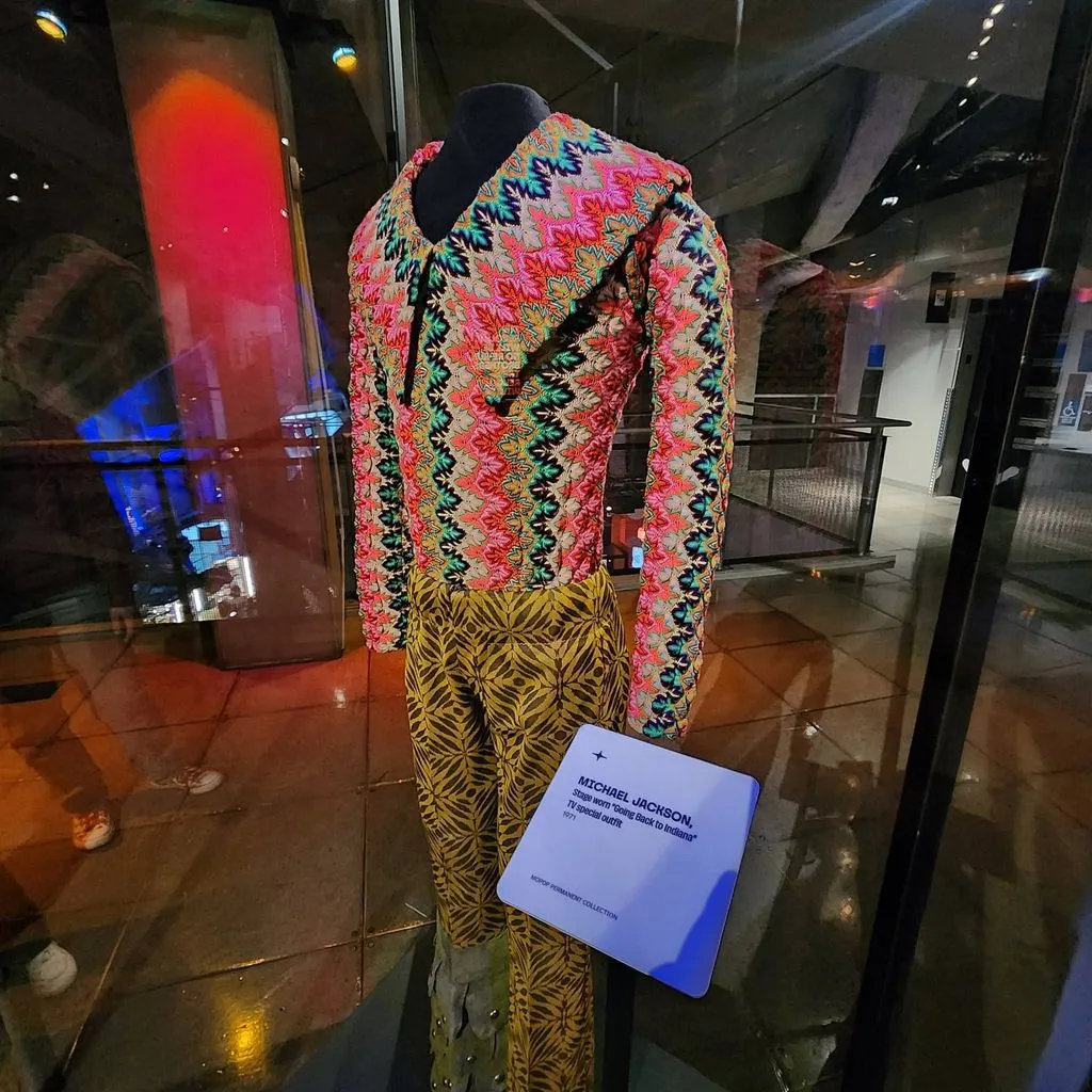 m2-1024x1024 Michael Jackson: exposição em Seattle reúne roupas históricas do Rei do Pop