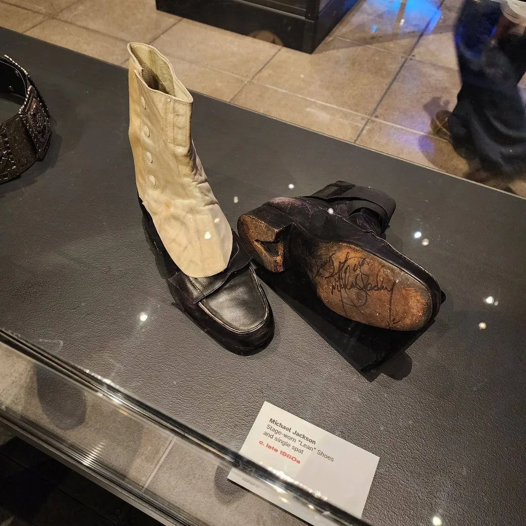 m4-1024x1024 Michael Jackson: exposição em Seattle reúne roupas históricas do Rei do Pop