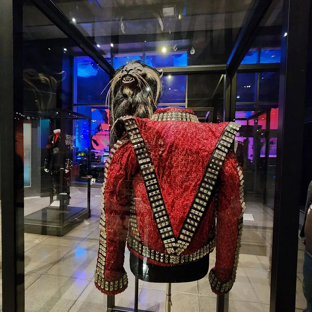 m6-1024x1024 Michael Jackson: exposição em Seattle reúne roupas históricas do Rei do Pop