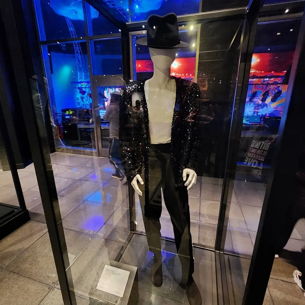 m7-1024x1024 Michael Jackson: exposição em Seattle reúne roupas históricas do Rei do Pop