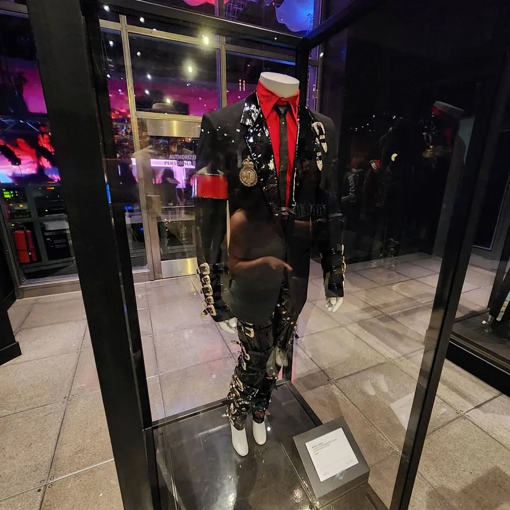 m8-1024x1024 Michael Jackson: exposição em Seattle reúne roupas históricas do Rei do Pop