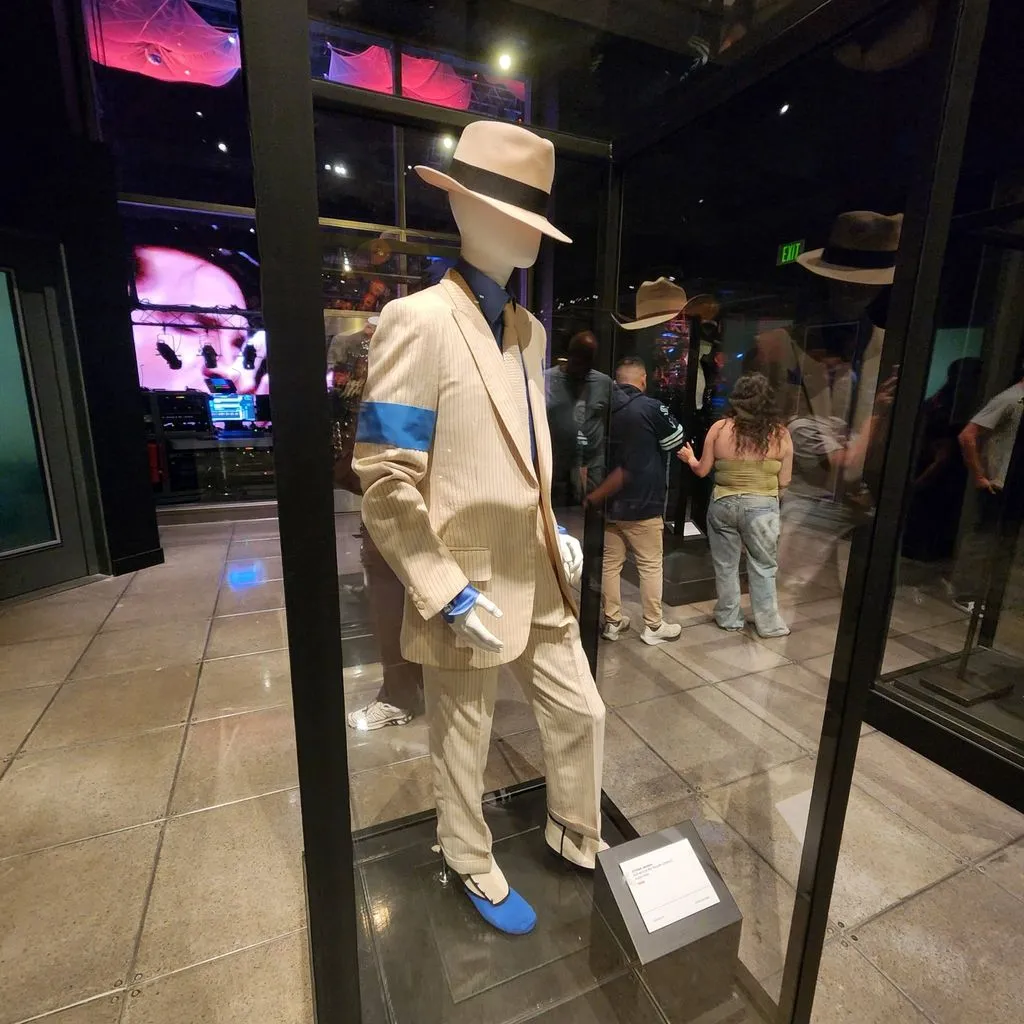 m9-1024x1024 Michael Jackson: exposição em Seattle reúne roupas históricas do Rei do Pop