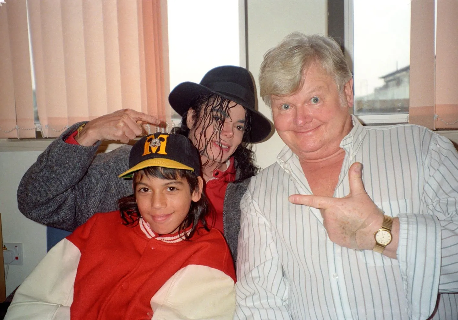 Michael Jackson visita Benny Hill em Londres, na companhia de Jordan Chandler (1992)