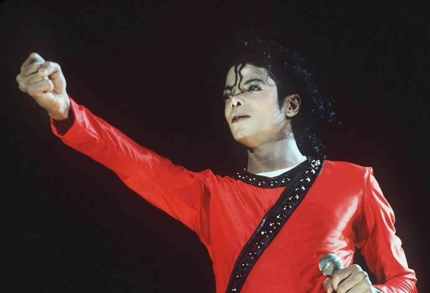 Preto, vermelho ou prata? As cores que marcaram a Bad Tour | mjbeats redbwt
