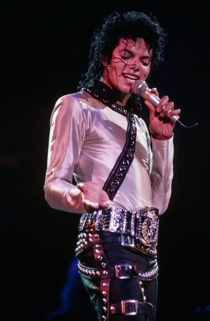 which-bad-tour-outfit-do-you-like-more-87-or-88-v0-h627bnvhfvsc1-671x1024 Preto, vermelho ou prata? As cores que marcaram a Bad Tour