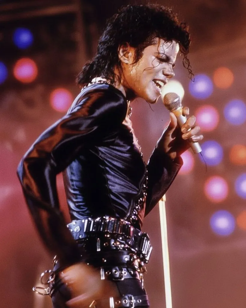 📸-Registro-do-Rei-do-Pop-Michael-Jackson-durante-o-primeiro-show-da-Bad-World-Tour-Toquio-Jap-1-819x1024 Preto, vermelho ou prata? As cores que marcaram a Bad Tour
