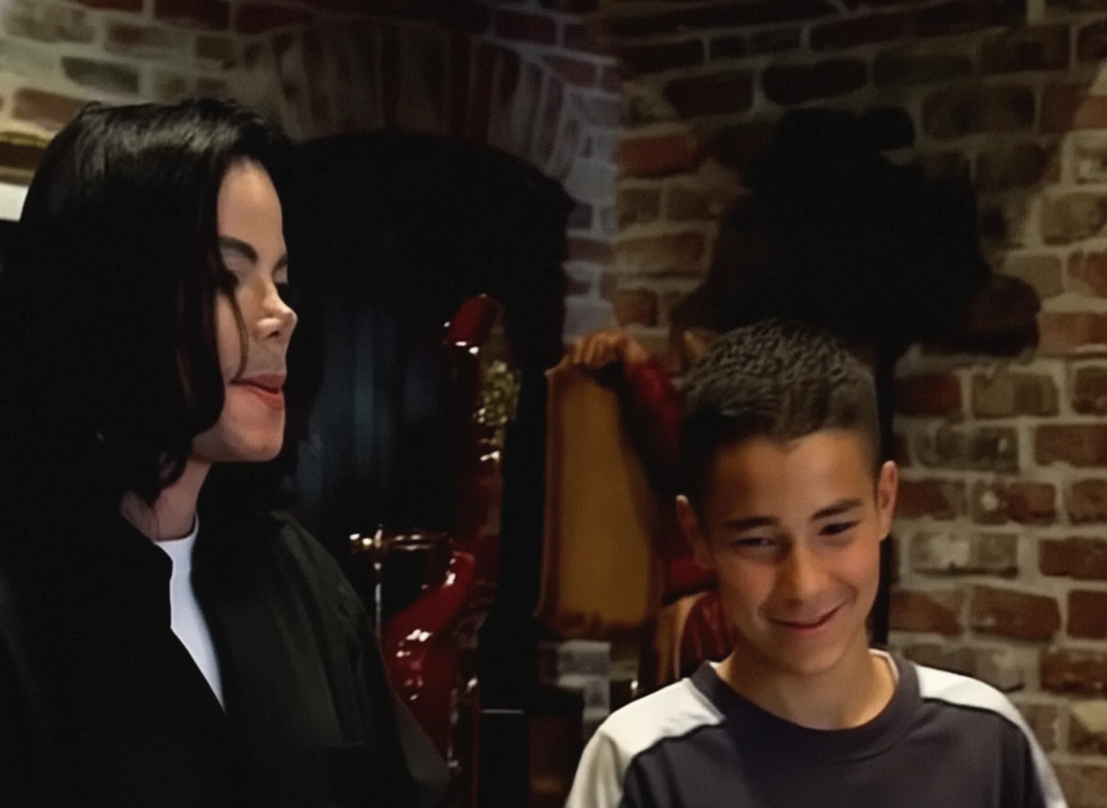 O DOSSIÊ SNEDDON — Parte XI: Gavin Arvizo e a investigação do DCFS 1 O acusador Gavin Arvizo e Michael Jackson em cena de "Living with Michael Jackson", de Martin Bashir