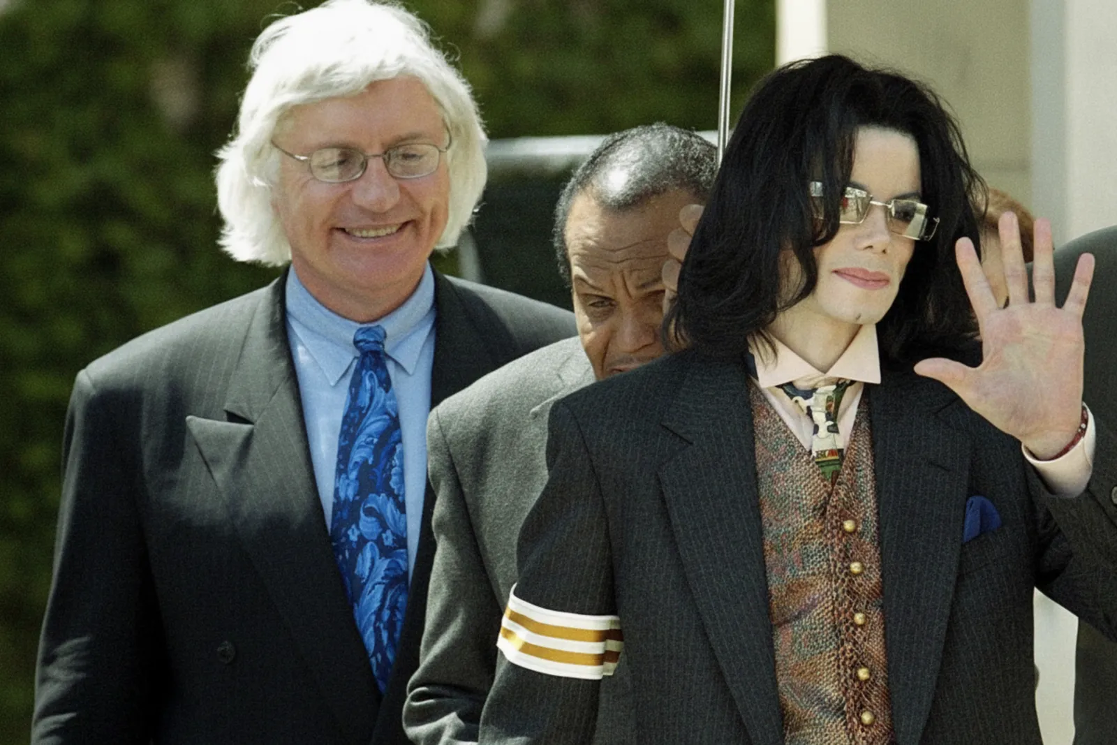 Thomas Mesereau (advogado), Joseph Jackson (pai) e Michael Jackson na corte de Santa Bárbara (2005)