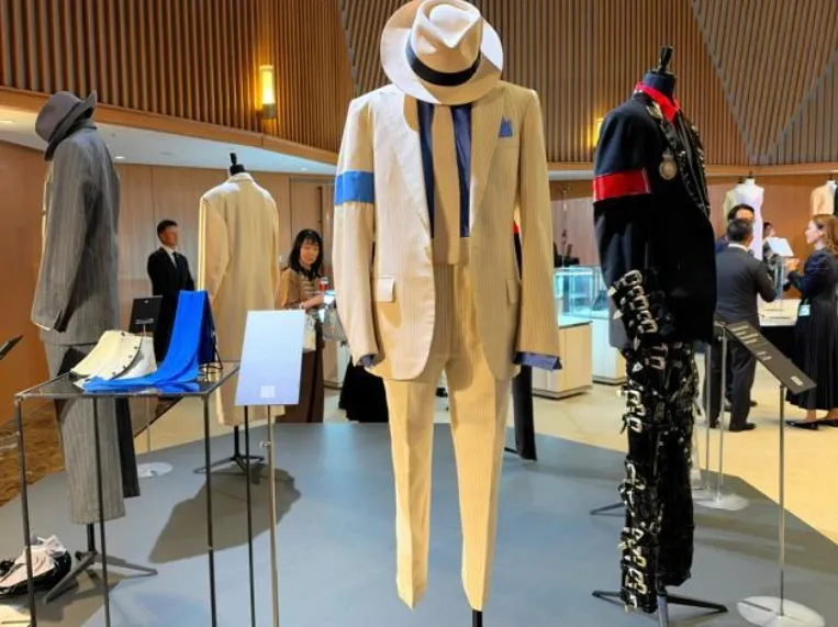 Exposição de Michael Jackson no Japão apresenta figurinos históricos antes de leilão | 640320219 18336385429245587 116626d3138380469273 n