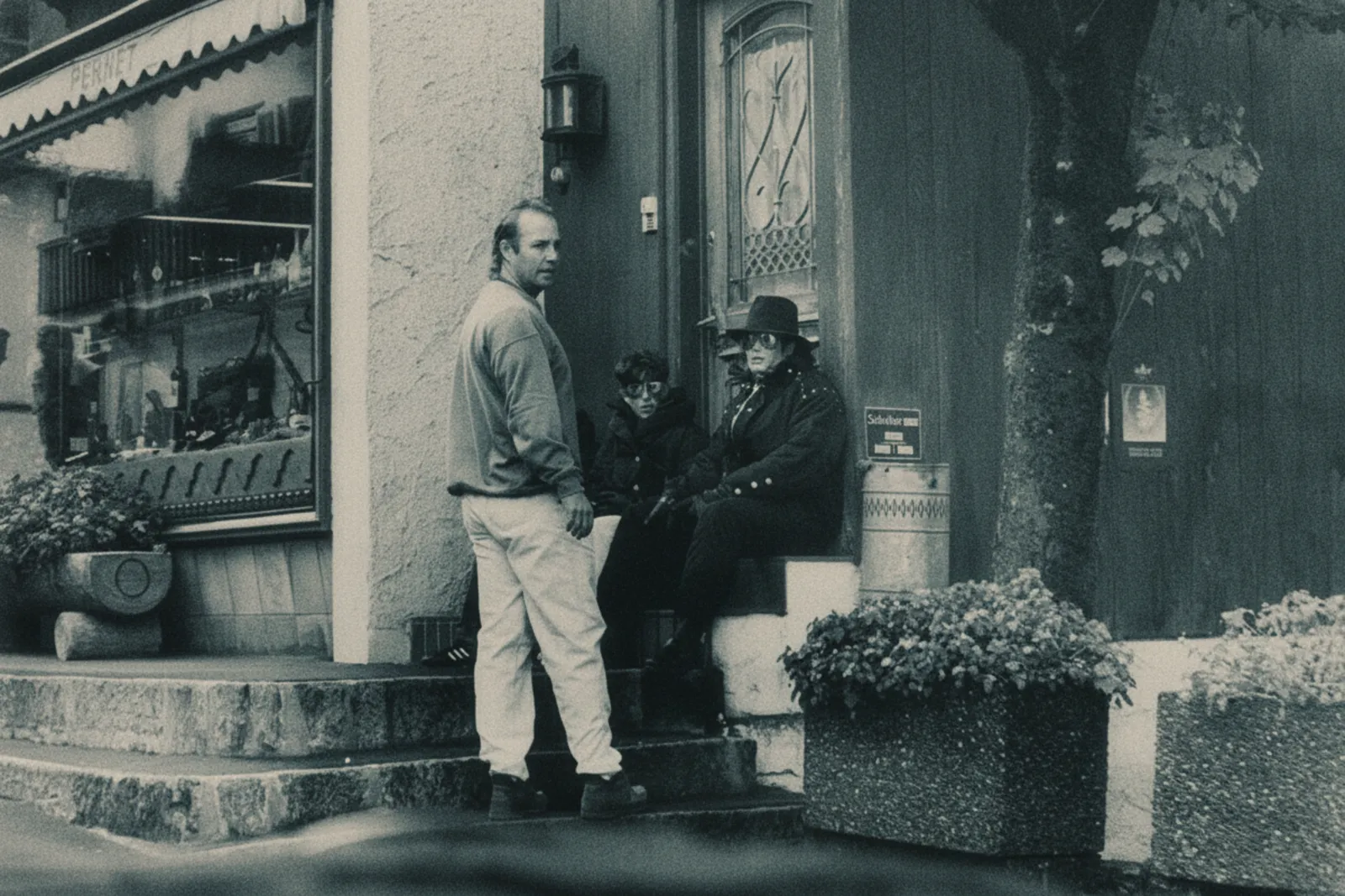 8 de dezembro de 1993 – Frank e Eddie Cascio visitam Michael Jackson em sua clínica de reabilitação perto de Londres.