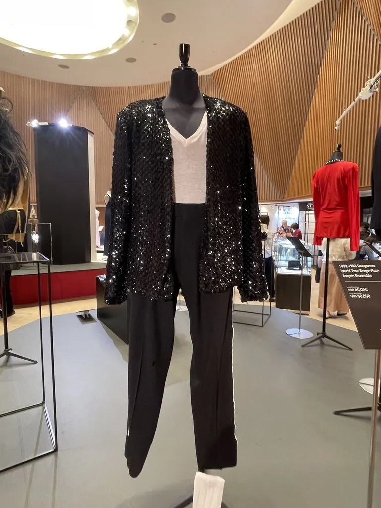 HUZ_XHNbcAAT12I-768x1024-1 Exposição de Michael Jackson no Japão apresenta figurinos históricos antes de leilão