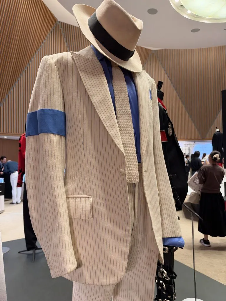 HUaYQcTboAAFTi6-768x1024-1 Exposição de Michael Jackson no Japão apresenta figurinos históricos antes de leilão