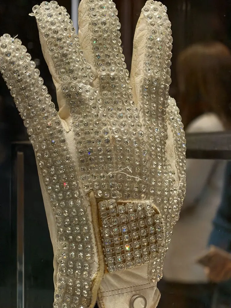 HUaYQcVaIAAWJCu-768x1024-1 Exposição de Michael Jackson no Japão apresenta figurinos históricos antes de leilão